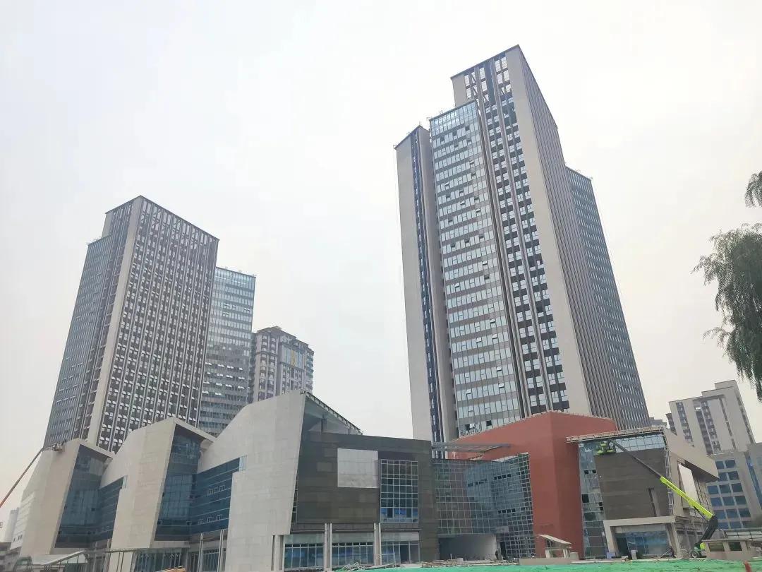 西客站片区龙腾国际广场接近完工，估计烂尾了五六年了吧，现在终于要完工了。


看