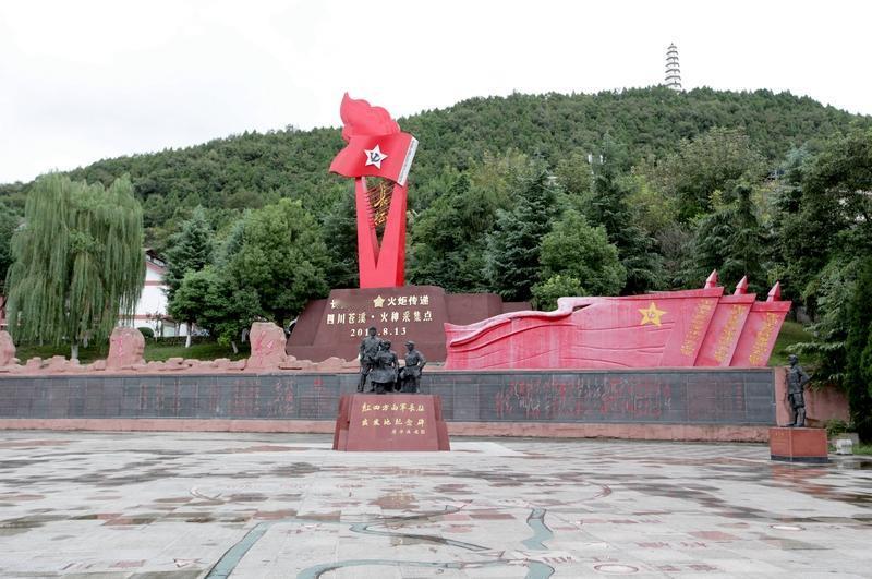 图一是1959年，于永波上尉刚给王树声大将当机要秘书；多年后，他成长为上将。一张