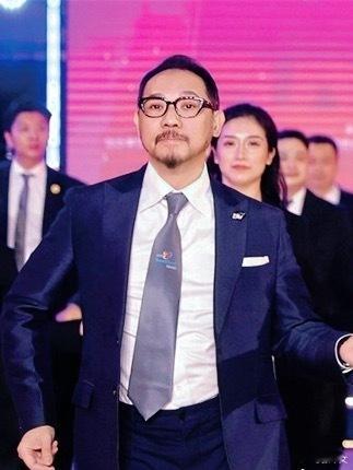 穿正装跳拉丁裁判涨粉近20万 这才是专业实力的魅力！北京体育大会体育舞蹈比赛上，