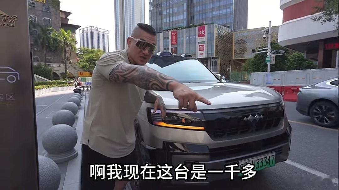 馆长来深圳了，坐的腾势N9和方程豹豹8，疯狂给腾势N9打call，说这辆车100