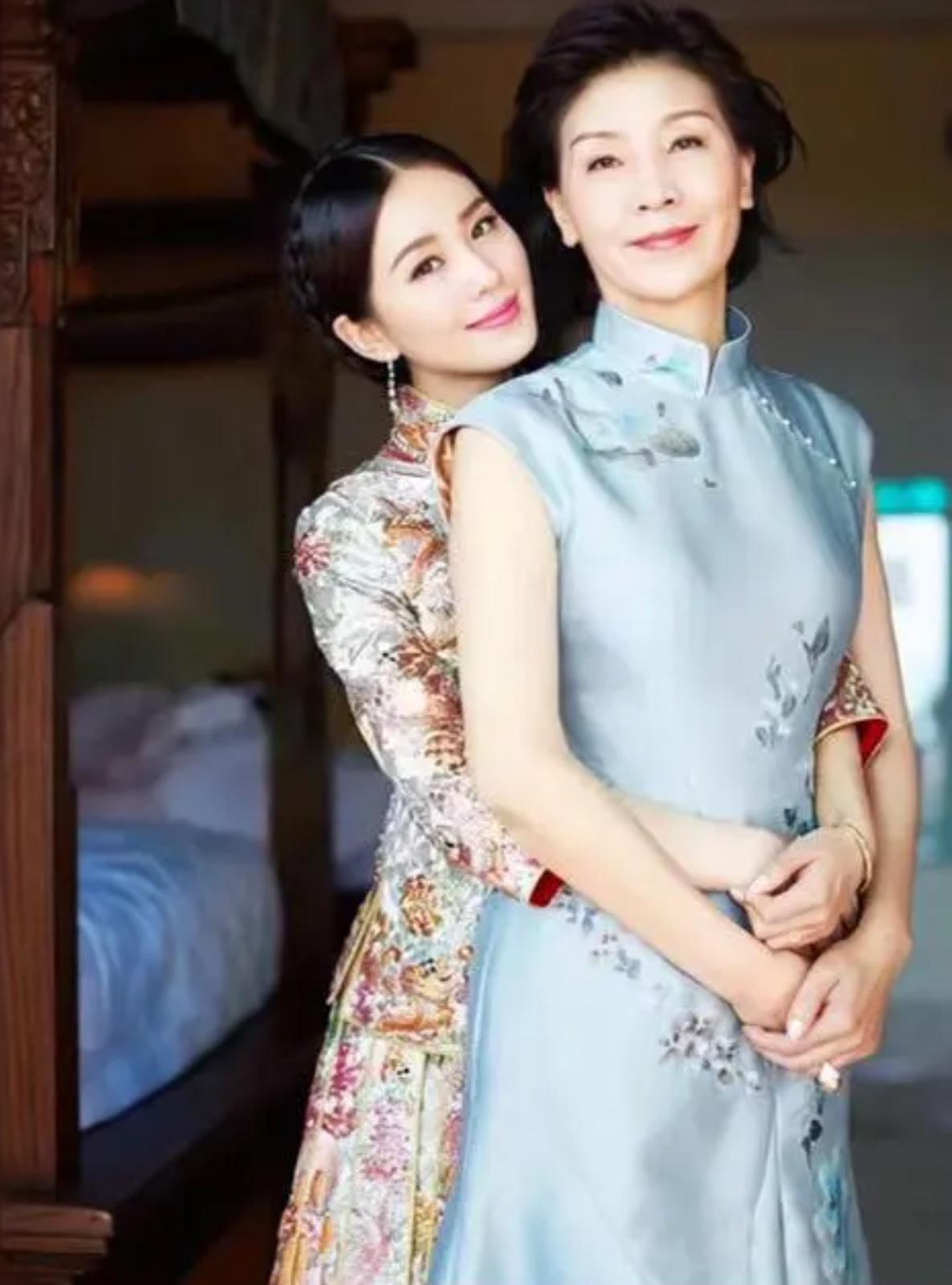 当年刘诗诗结婚被她妈妈惊艳了，
真是不得不相信遗传，
这个年纪的女人身姿挺拔仪态