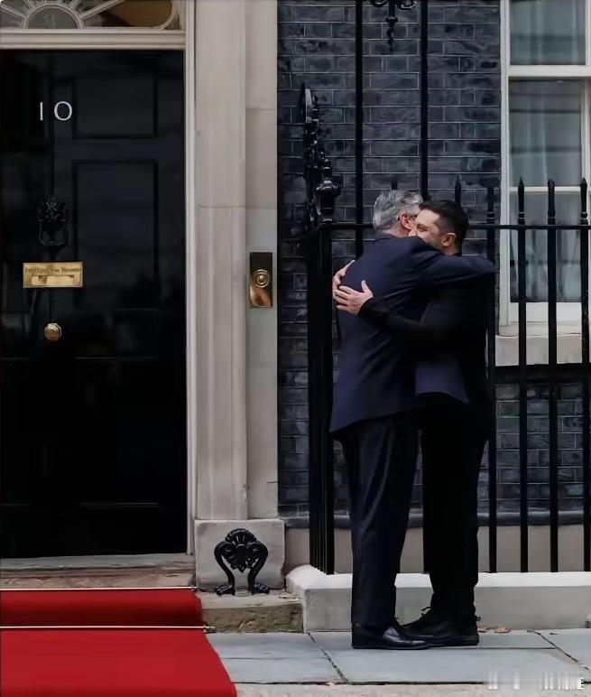 俄乌战争三年多，英国换了4位首相，但无一例外的是，都是全力支持乌克兰的。法国与德