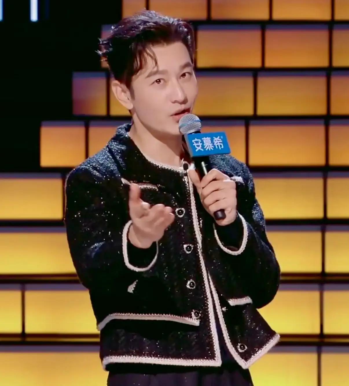 看到黄晓明自曝当了“影协副主席”，
我竟然一点都不意外，
甚至有点想笑。

以前