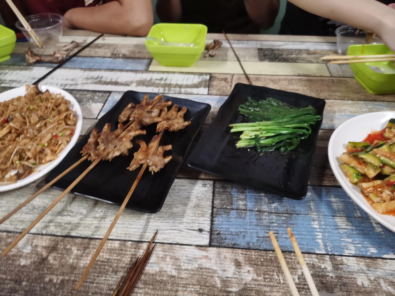 
今晚的夜宵，吃的开心，
明天继续起来搬砖。
