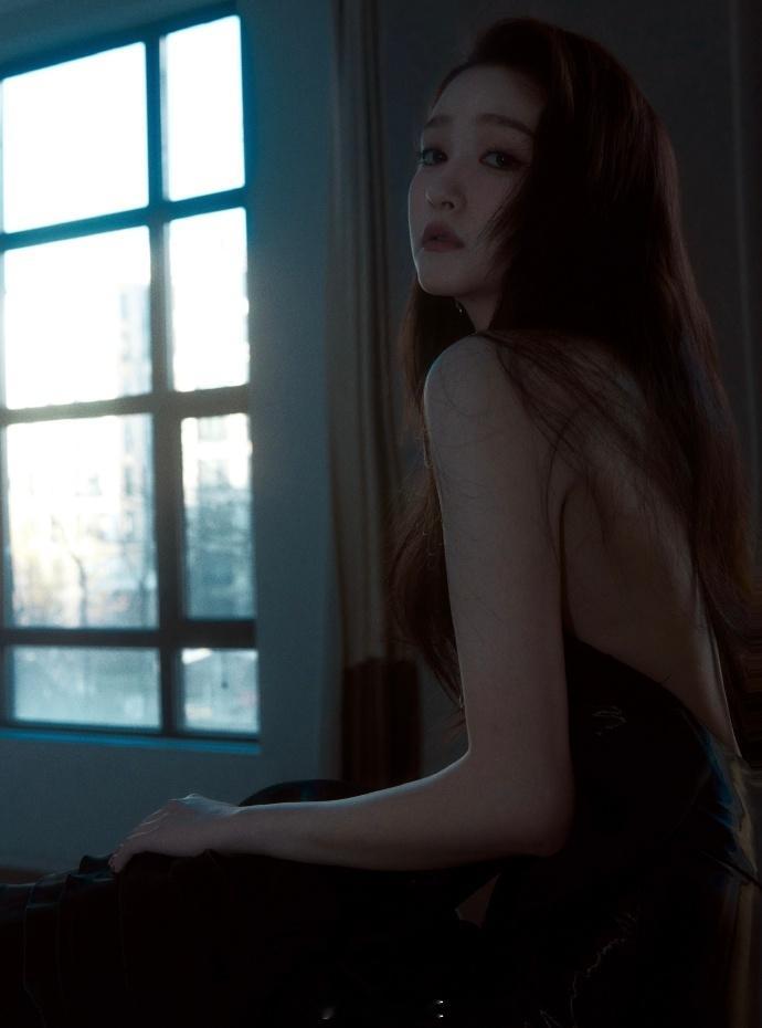 关晓彤蝴蝶结薄纱礼服  关晓彤黑灰交接抹胸礼服  蝴蝶结薄纱礼服在关晓彤身上，黑