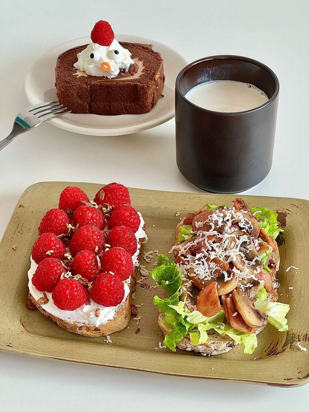 早餐｜双拼开放式欧包三明治&巧克力梦龙卷