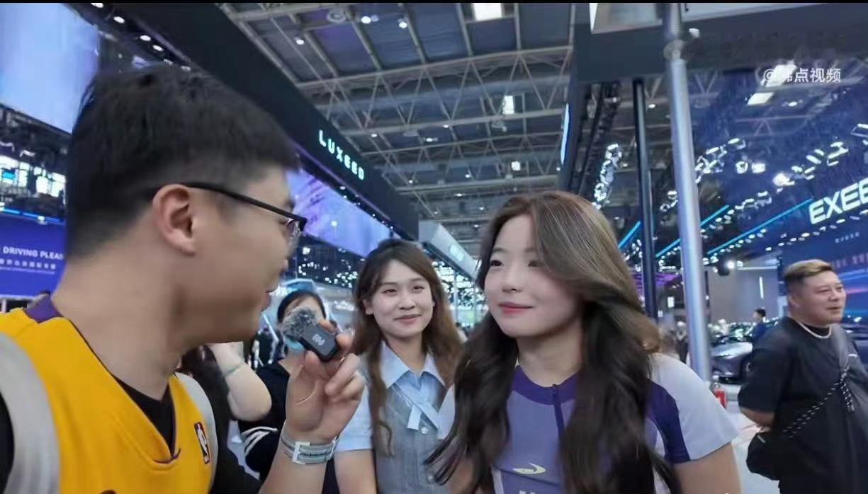 00后北京车展领鸡蛋00后逛北京展，先领鸡蛋，主打一个人间真实。永远要给生活埋彩