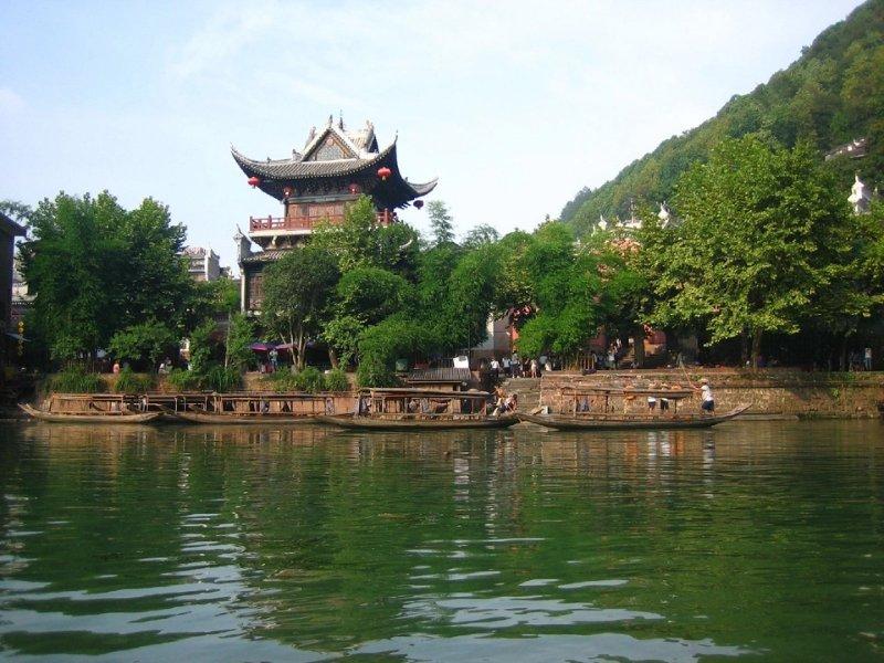 因为翠翠
一直想去边城
抓鸭子
湘苗的彪悍
化为乐器店里的青春小哥、小妹
银饰工
