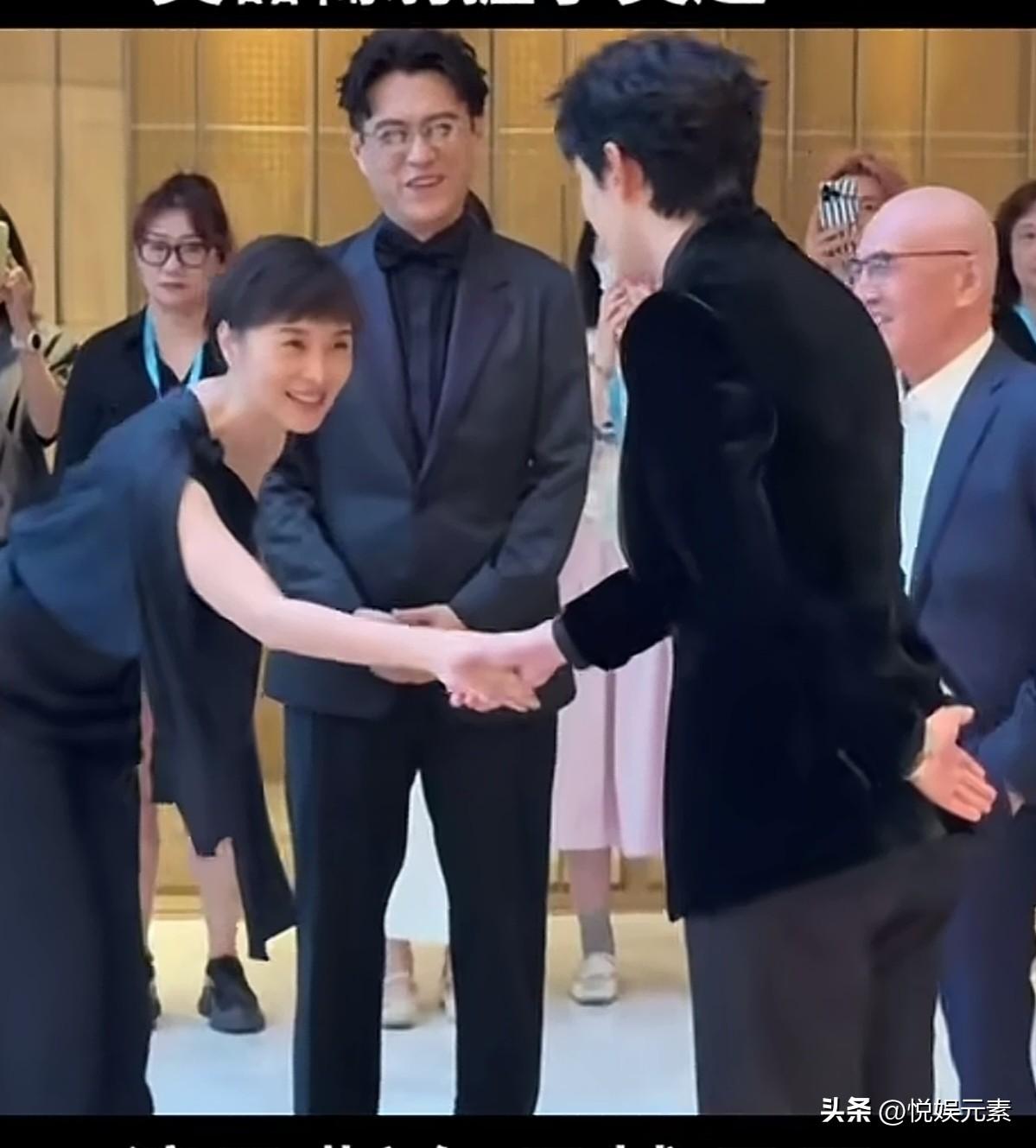 吴越不是很漂亮，
但她身上浓厚的书卷气，
是其他明星所不具备的，
知女吴越，是一