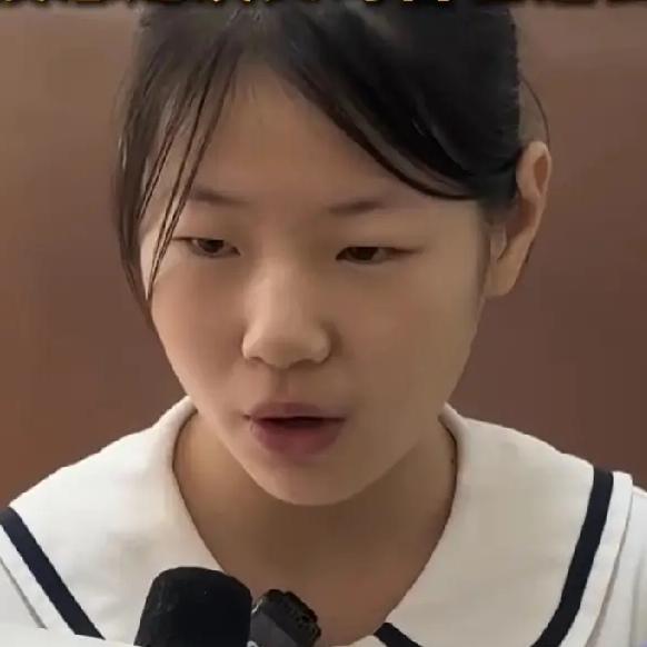 你能想象吗？一个12岁女孩，父亲因肝癌离世，母亲残疾，生活瞬间跌入谷底，未来一片