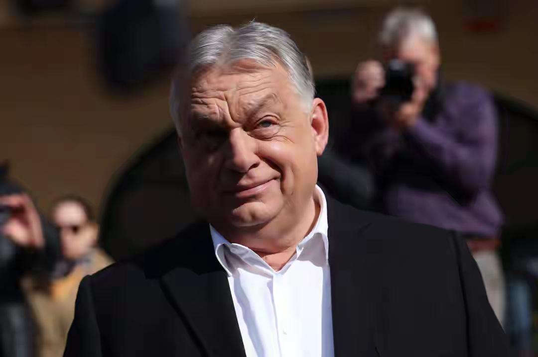 欧尔班在台上的时候相当亲俄，连续否决欧盟的决议，阻碍乌克兰的抗战。可是选举失败下