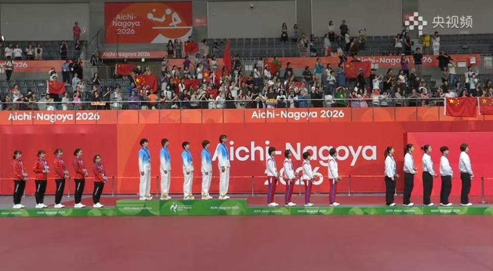 9月24日亚运会颁奖典礼国乒女队站姿体态一看就是不一样，这都没有骨盆前倾。日本队