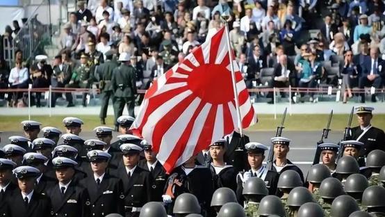 血债累累的日本右翼还在装瞎！篡改教科书、首相带头“拜鬼”、疯狂扩军备战，这笔滔天