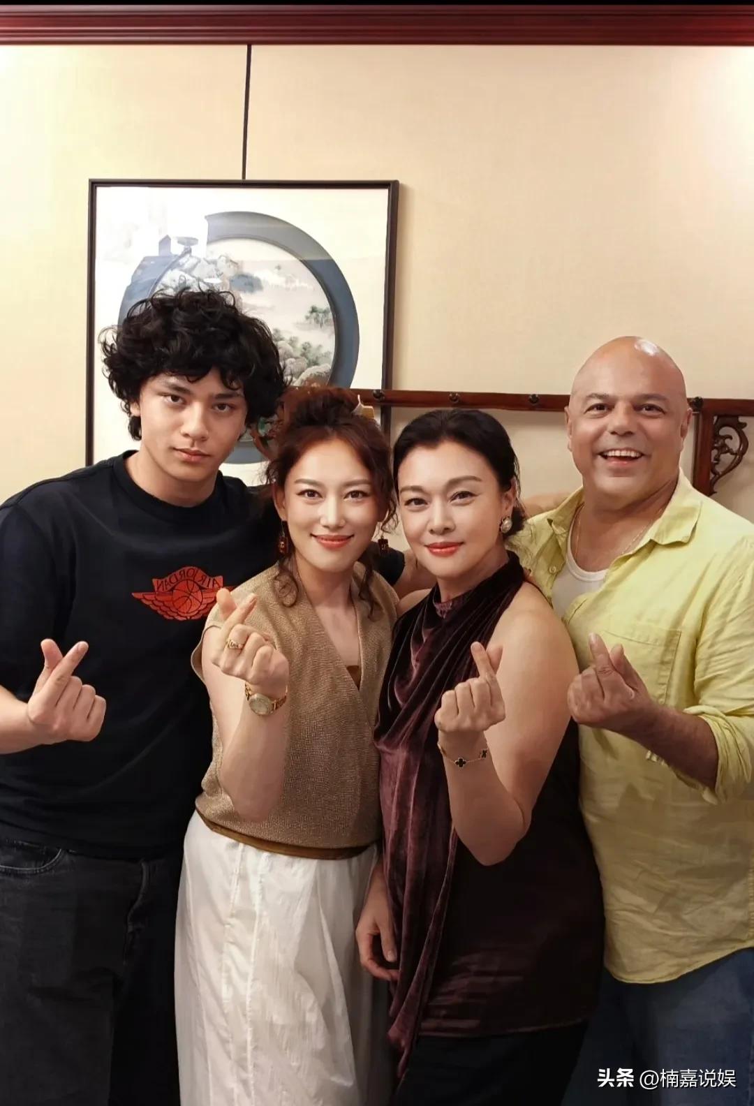 史可带着自己的瑞士老公和混血儿子，回北京和好友聚餐，她小儿子真的是继承了妈妈的优