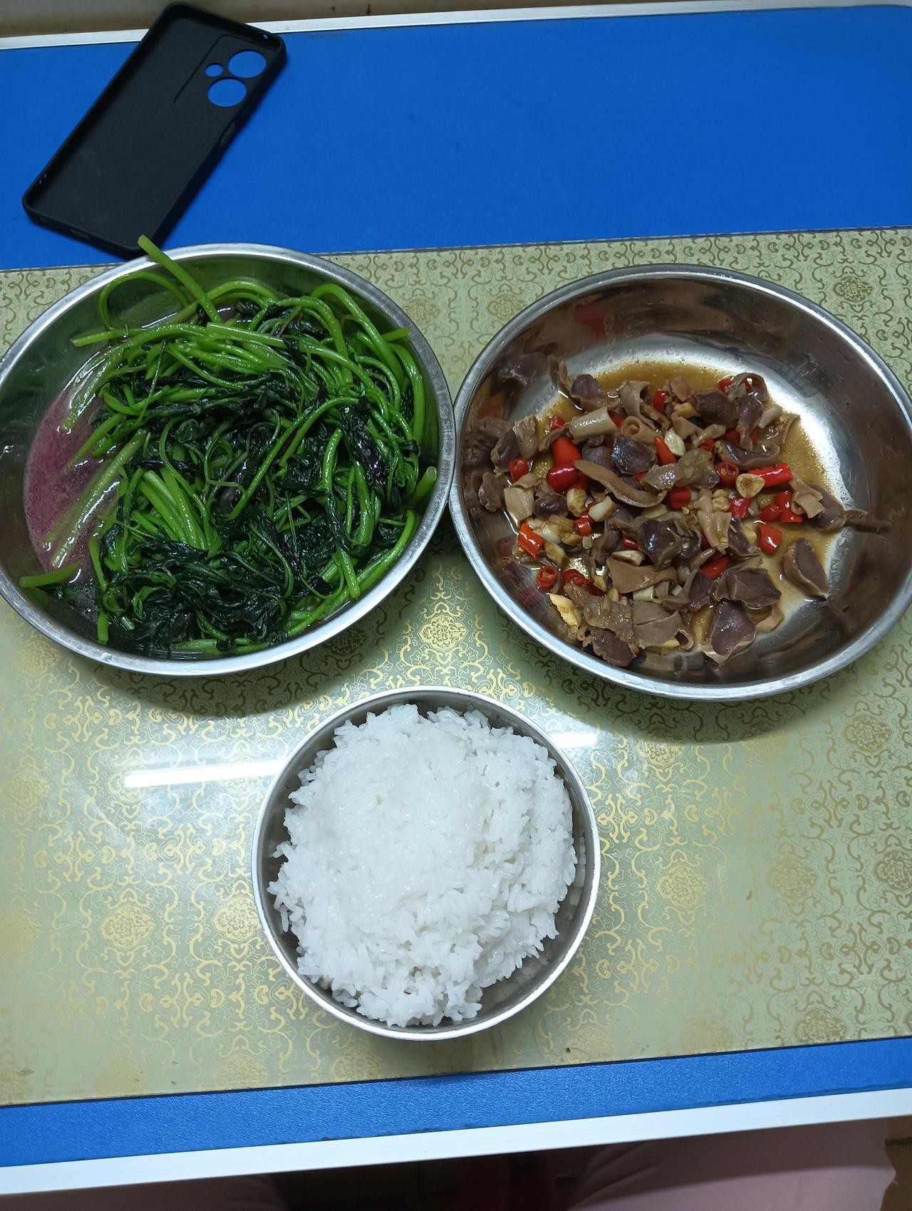 大家好，我是七姐，一个人在深圳漂泊十几二十年了，每天都是早出晚归，这就是打工人的