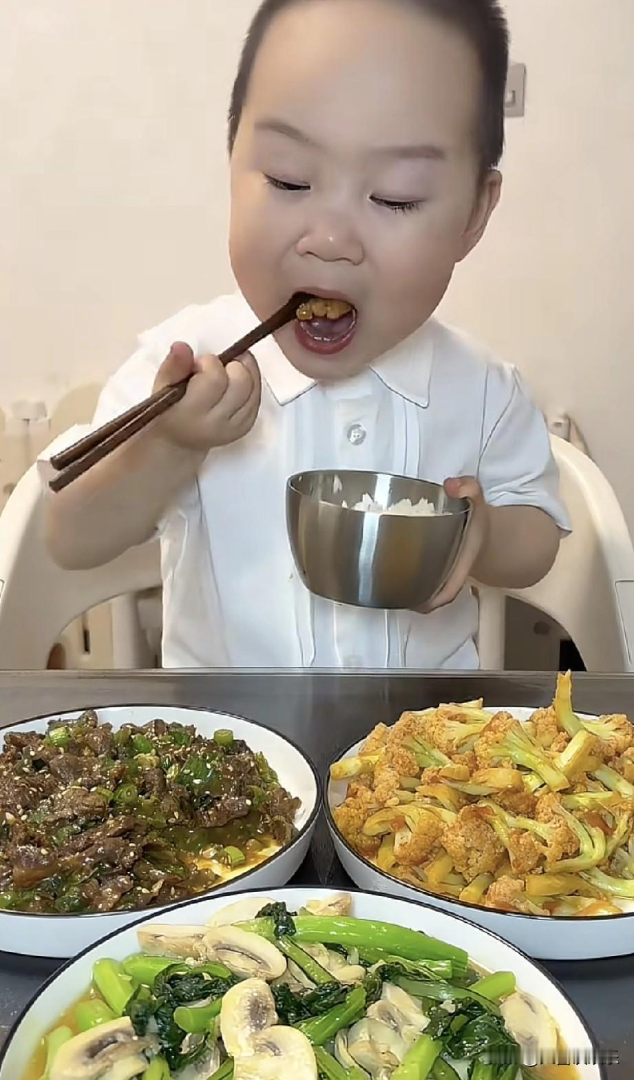 喜欢看米乐吃饭，分享给做特殊教育的朋友，她说这孩子一看就有问题。

行为刻板不说