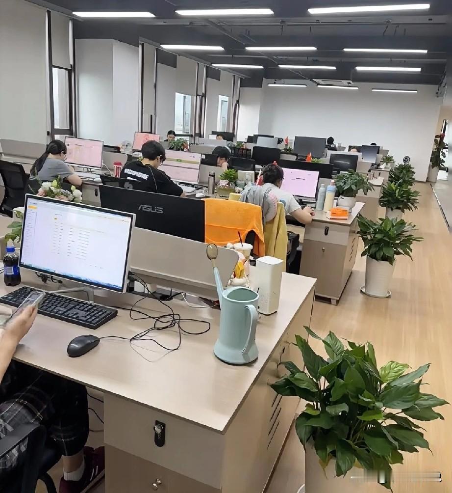 公司审厂被指出在特殊岗位人员管理上缺失，集中表现在设备工程师日常会涉及到设备的管