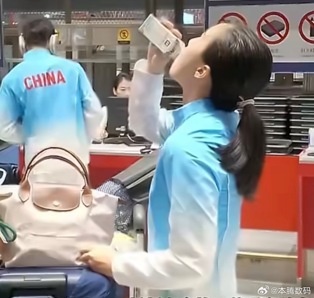 陈妤颉机场反差感拉满 17岁，美好的年纪，陈妤颉用反差感告诉我们：年轻，就是可以