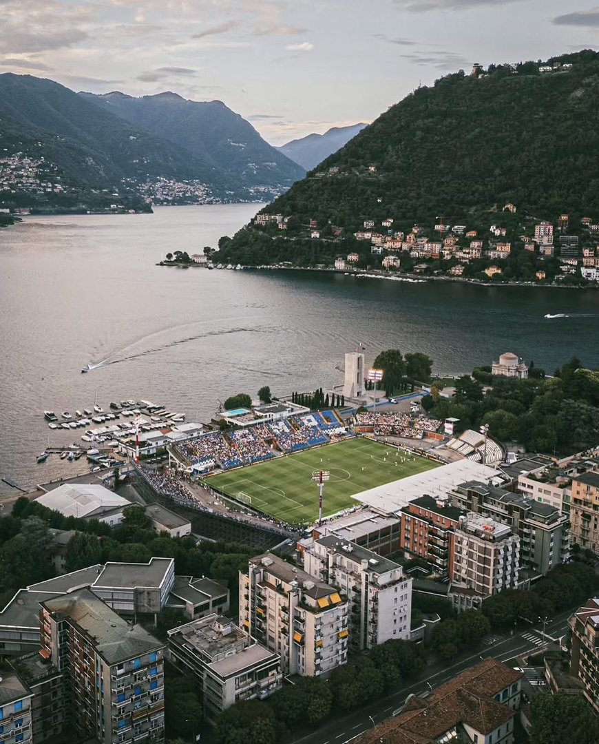 太美了科莫1907 无可比拟的审美魅力：朱塞佩·西尼加利亚球场与科莫湖相依，阿尔