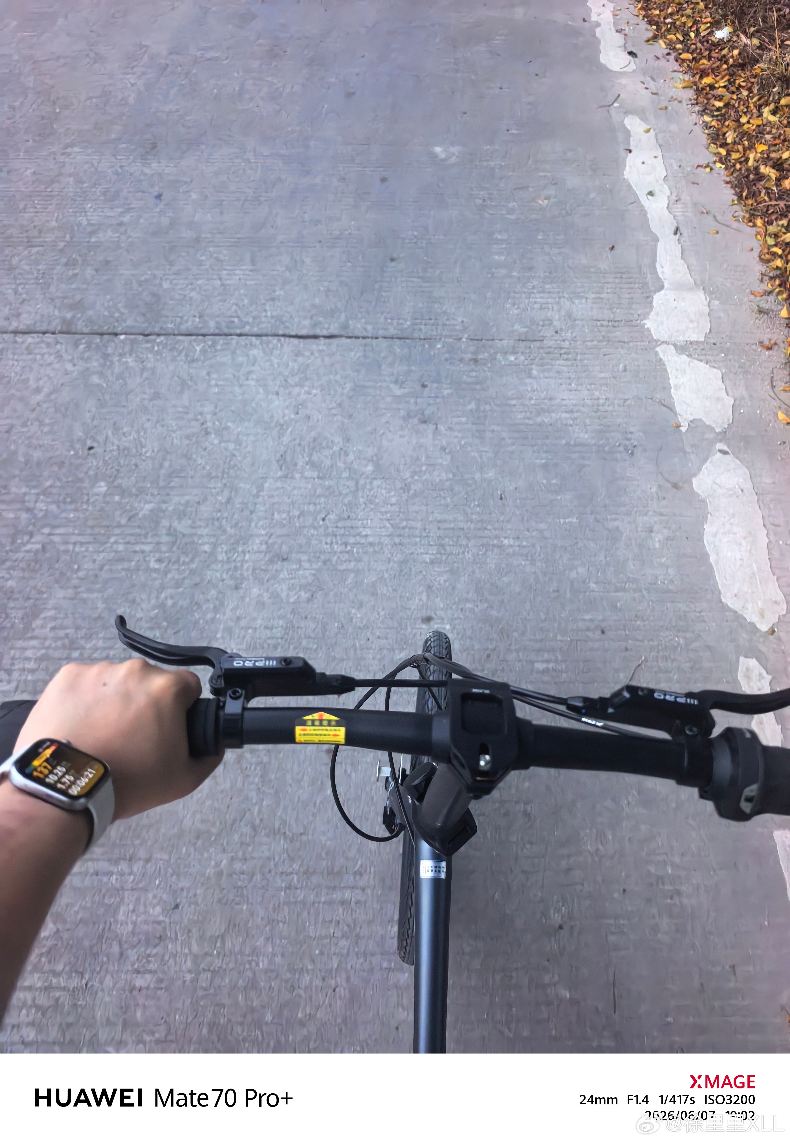 真不是我个人原因不愿意跟去骑车。她的车是个2x10的正经公路车。给我买的是个1x