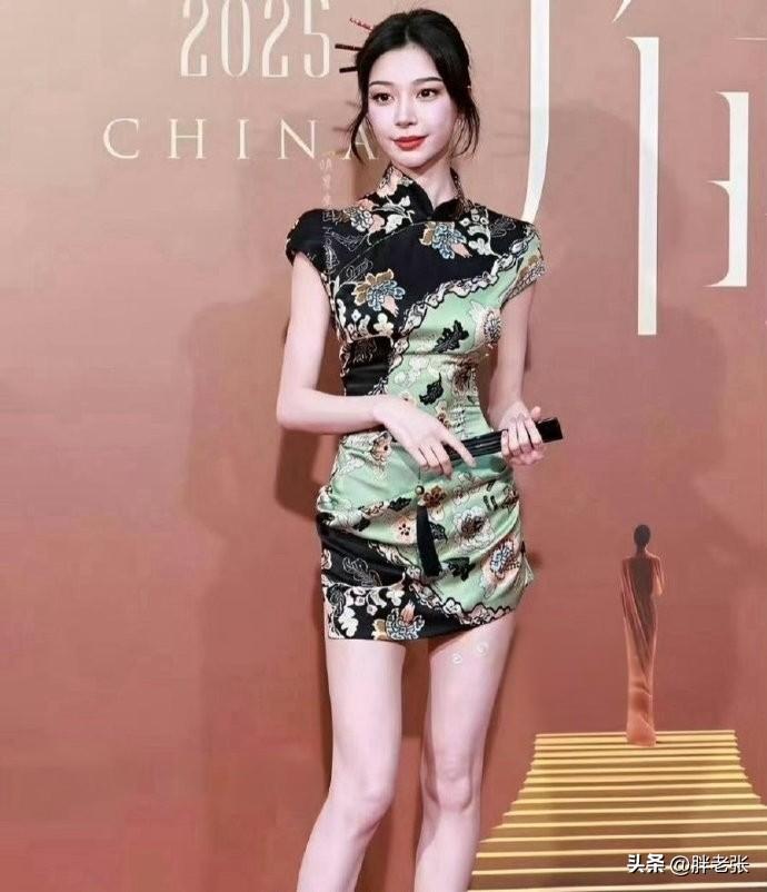 与其说修改完的衣服比原版更美，到不如说是穿衣服的人更美！

看到易梦玲穿的一件改