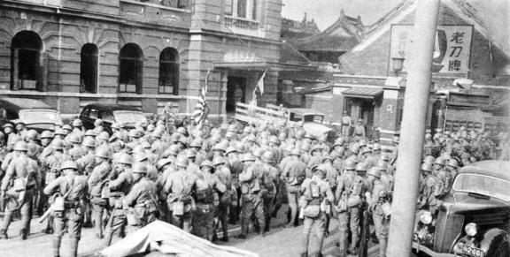 1937年，戴笠亲自找到袁殊，劈头就问：“你现在靠什么生活？”，袁说：“靠老婆生