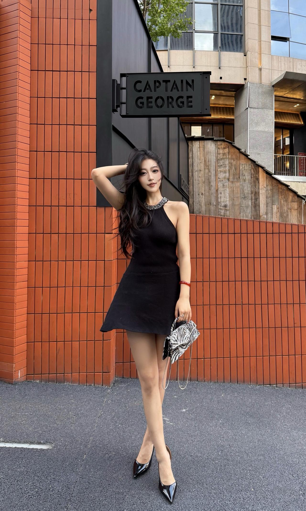 @椰梨草莓酱🍓 
穿搭ootd 拍照姿势 ootd穿搭 高跟鞋