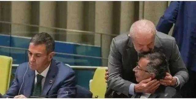 顶流，必须顶流。在美国纽约联合国成立80周年大会上，最靓的仔，无疑是哥伦比亚总统