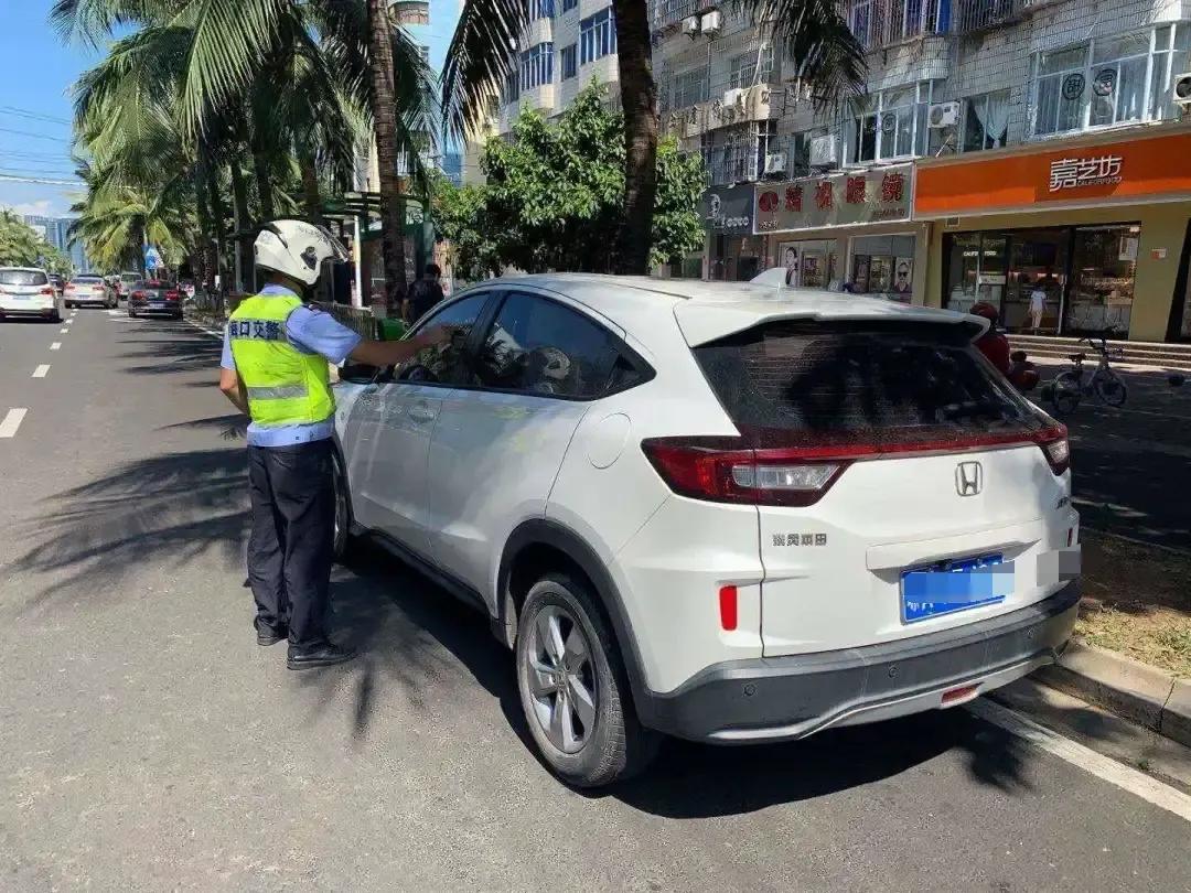 全国司机高发10种交通违章行为，看看你有过几种？

1.违法停车🚗
全国罚单数