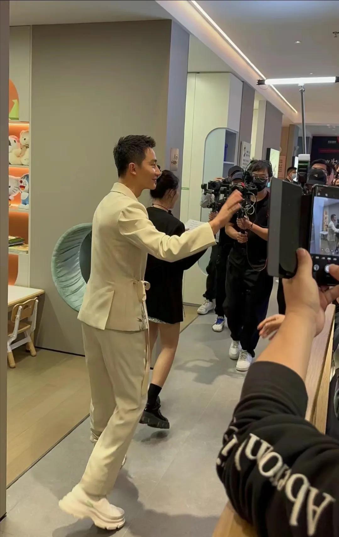 黄轩在深圳参加线下活动，平头的黄轩好帅啊！路转粉了，他好亲切的感觉，还带一点可爱