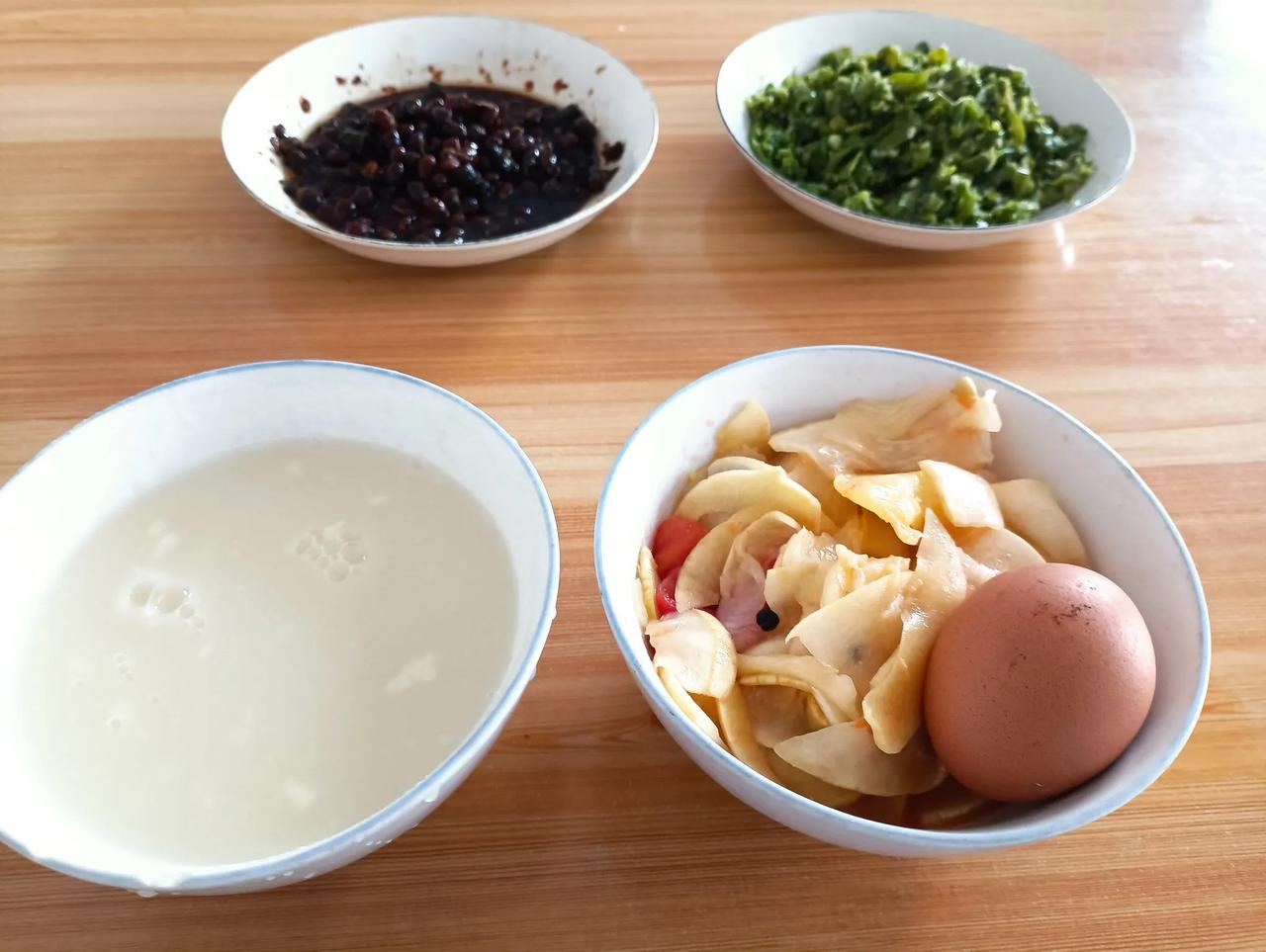 早餐！
   到位里的早餐，挺实惠的。
   酱豆，凉拌辣椒丝，炒的荀瓜，一个鸡