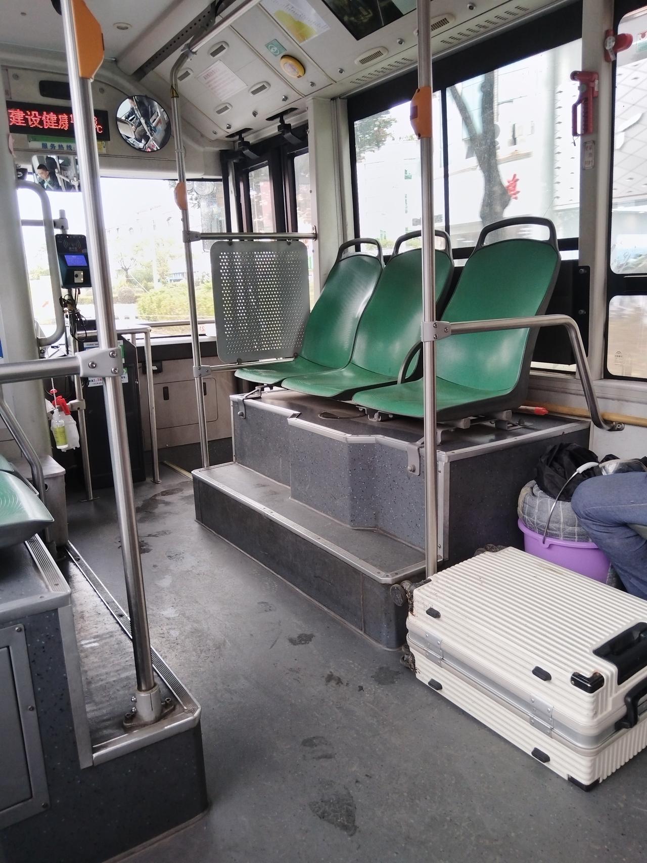 久不出镇、久不坐公交车的我想换下味道，不坐地铁、坐公交车到学校去，
谁知，这一趟