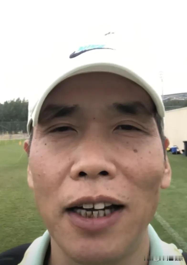冒昧问一下！国足1：2不敌香港队，在场边吃到红牌的国足助教！到底是谁[what]