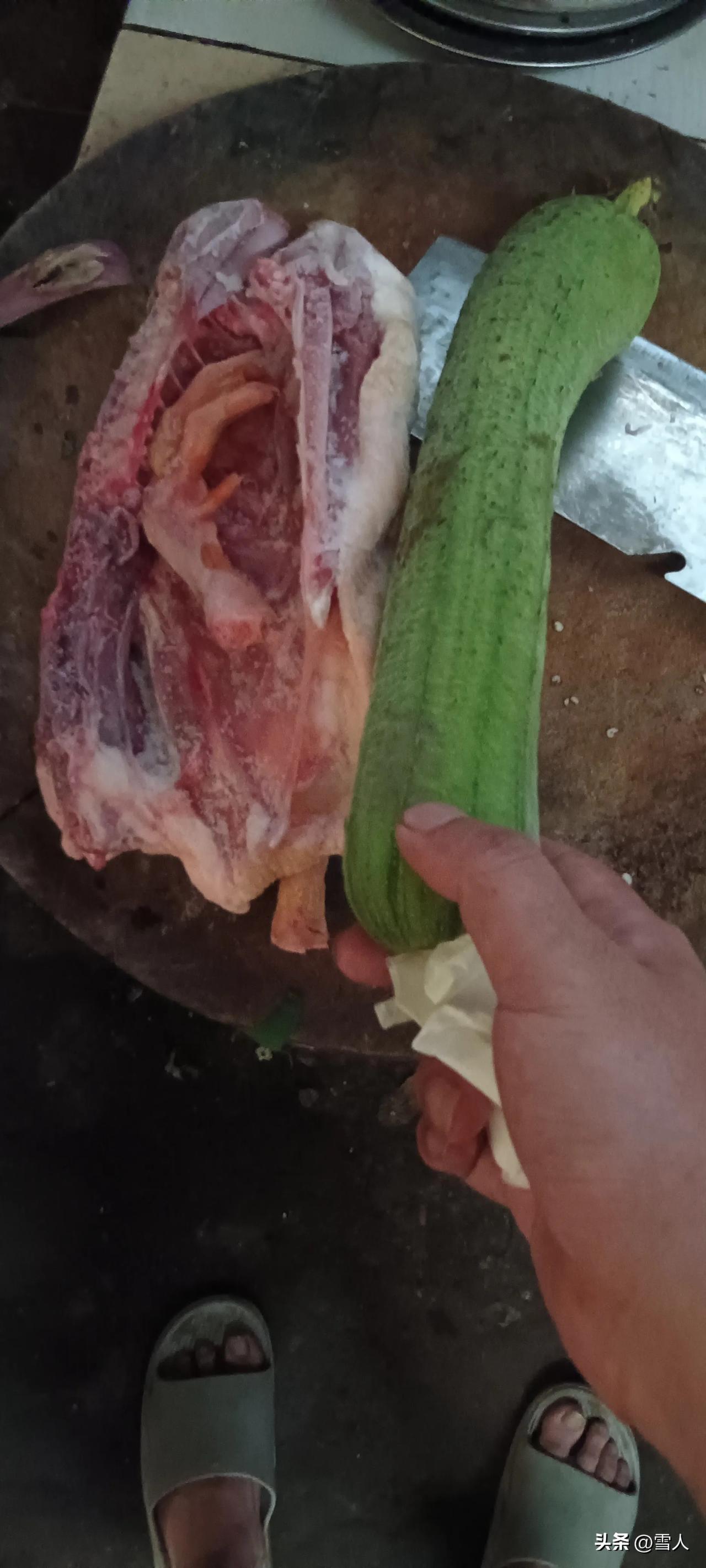 丝瓜酸菜仔鸭汤永州小众乡下土菜：在永州乡下的夏日饭桌，丝瓜酸菜仔鸭汤是最地道的时