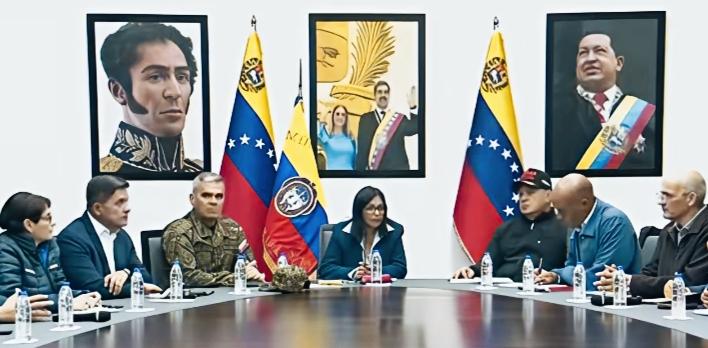 一幅照片就体现了马杜罗妻子的地位啊！
墙上三张照片中，只有中间马杜罗非常特别啊！