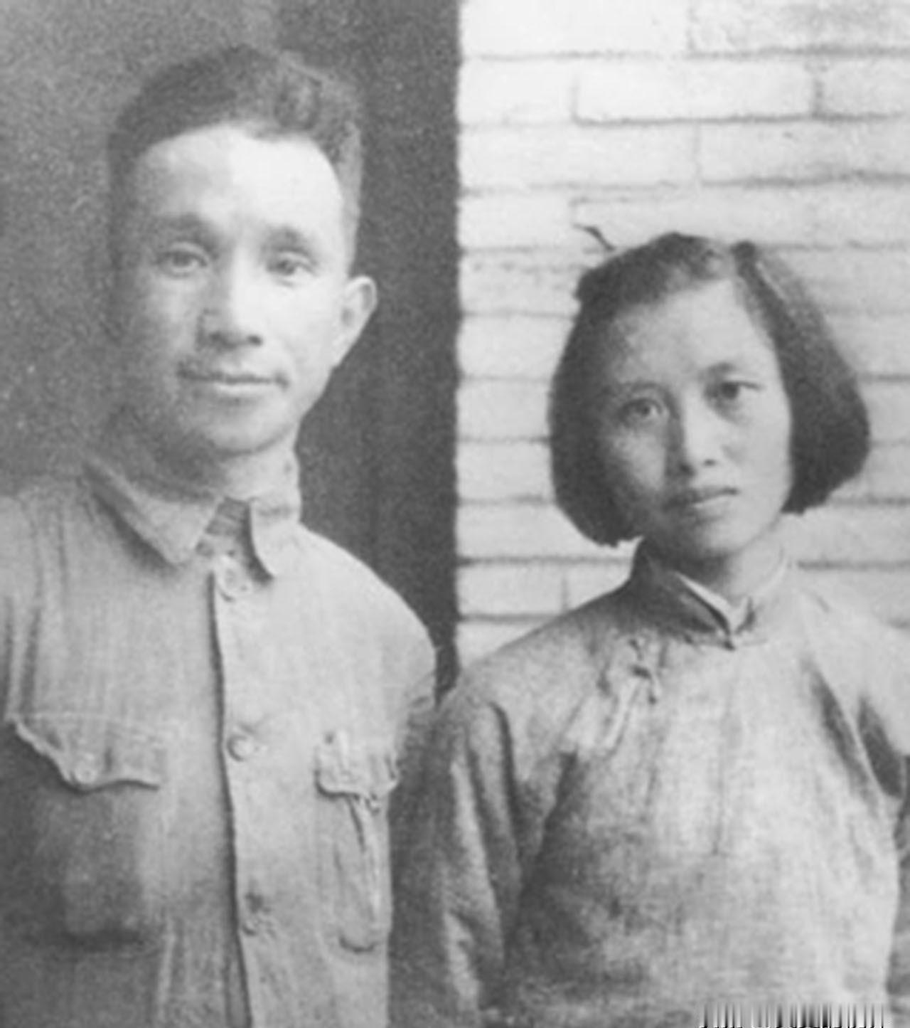 1983年，粟裕去医院探望妻子，却被保安拦在了门外。他就老老实实地坐在医院门口的