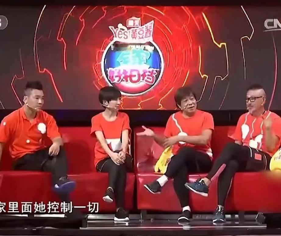 梁小龙居然说在家他最怕的是妻子和丈母娘！
他笑着说妻子是他的“老板”，还得过武术