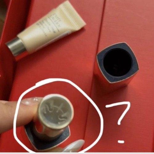 花360元买的雅诗兰黛口红，拆开礼盒一看，居然只有空壳，没有膏体。这样的糟心事，