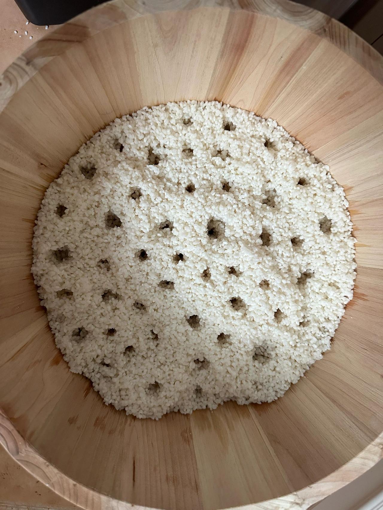 自酿米酒（炒鸡好喝，成功率极高）
这次特意买了蒸米饭的木桶和陶坛
做了十斤糯米酒