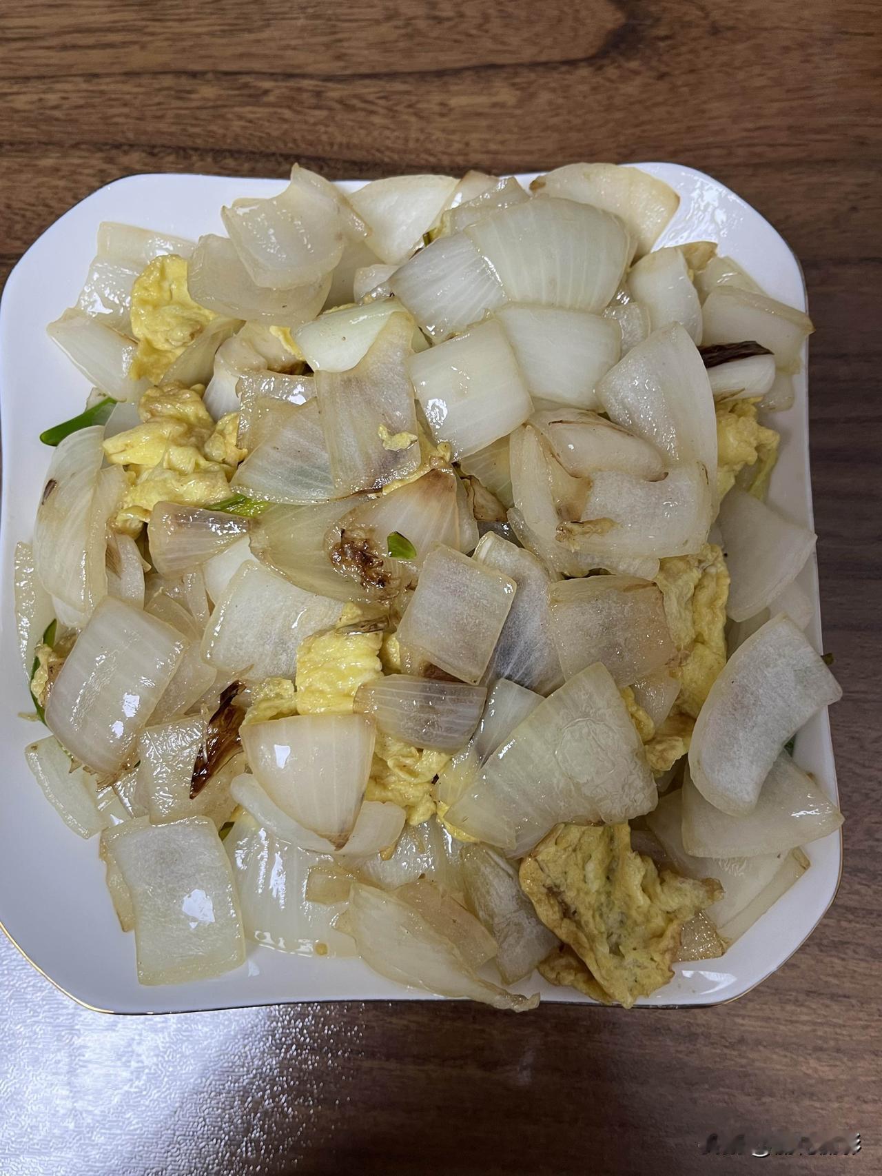 好友们晚上好！周日快乐，晚餐香香！今天的晚餐：
葱头炒鸡蛋
红薯玉米
拆骨肉
杂