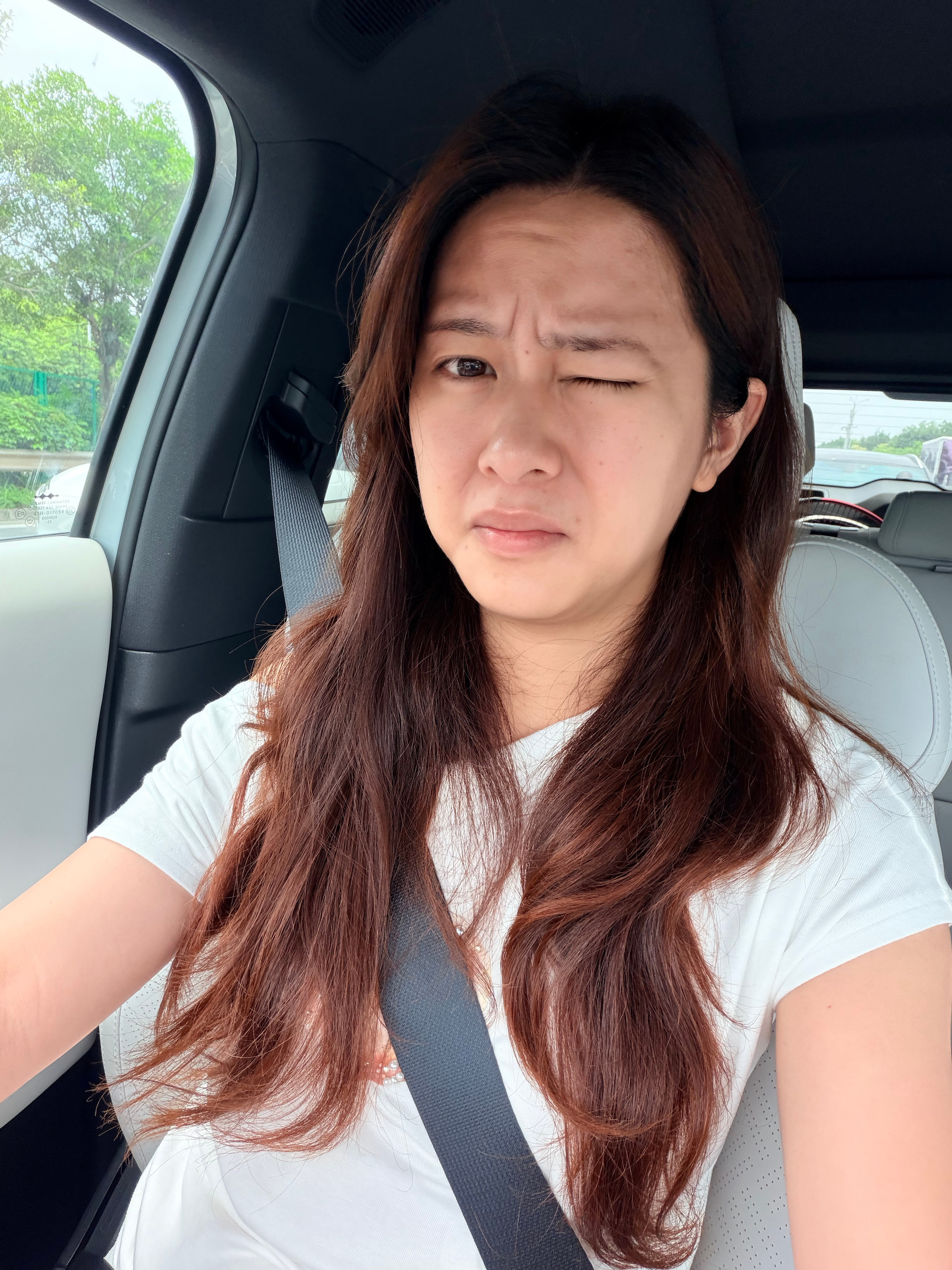 大家在夏天开车，一定要注意那个防晒会不会糊眼睛……不然就会像我现在一样难受，还危