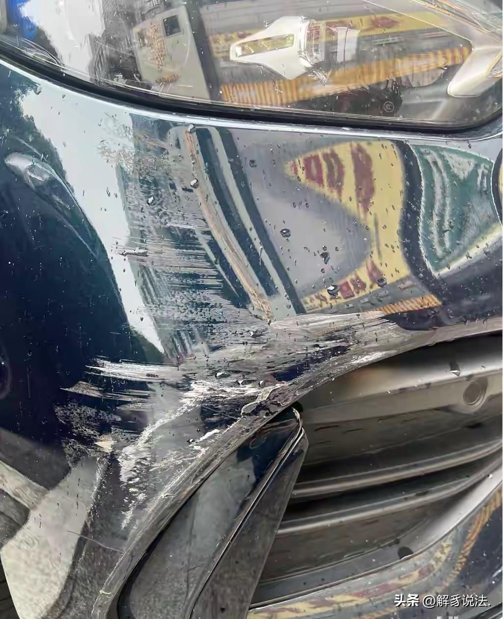 “多管闲事！”浙江宁波，男子回家途中，看见一辆黑色轿车刮了路边一辆白色轿车，然后