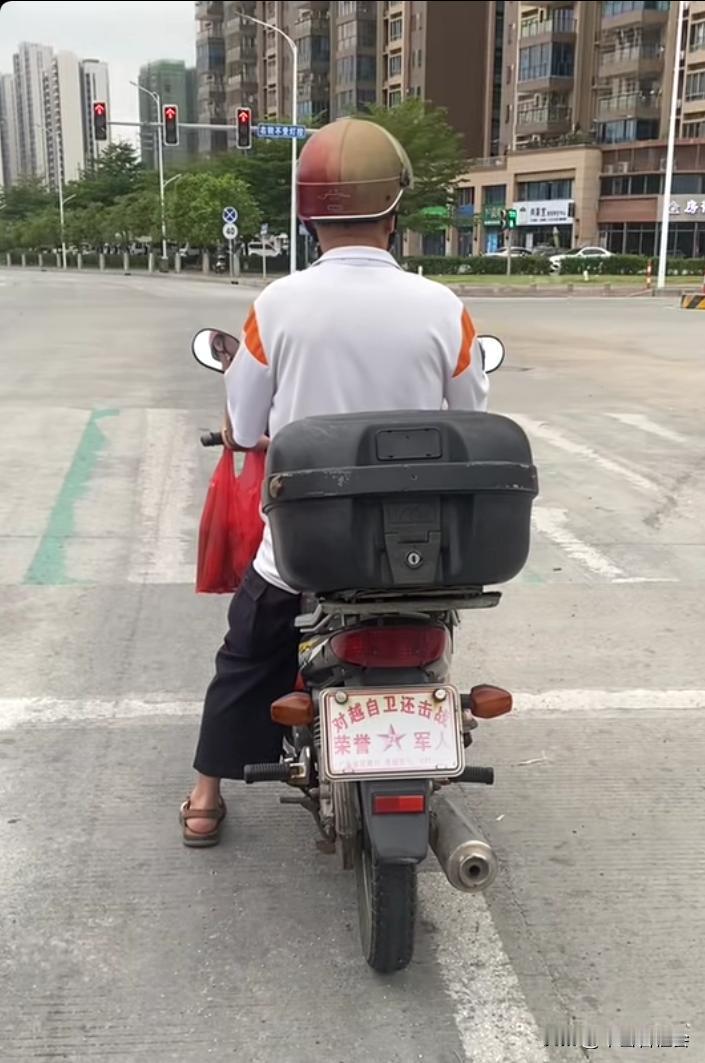 这个摩托车车牌究竟是真的？假的？
如果是真的话，这位曾参加过越战的大叔确实是非常