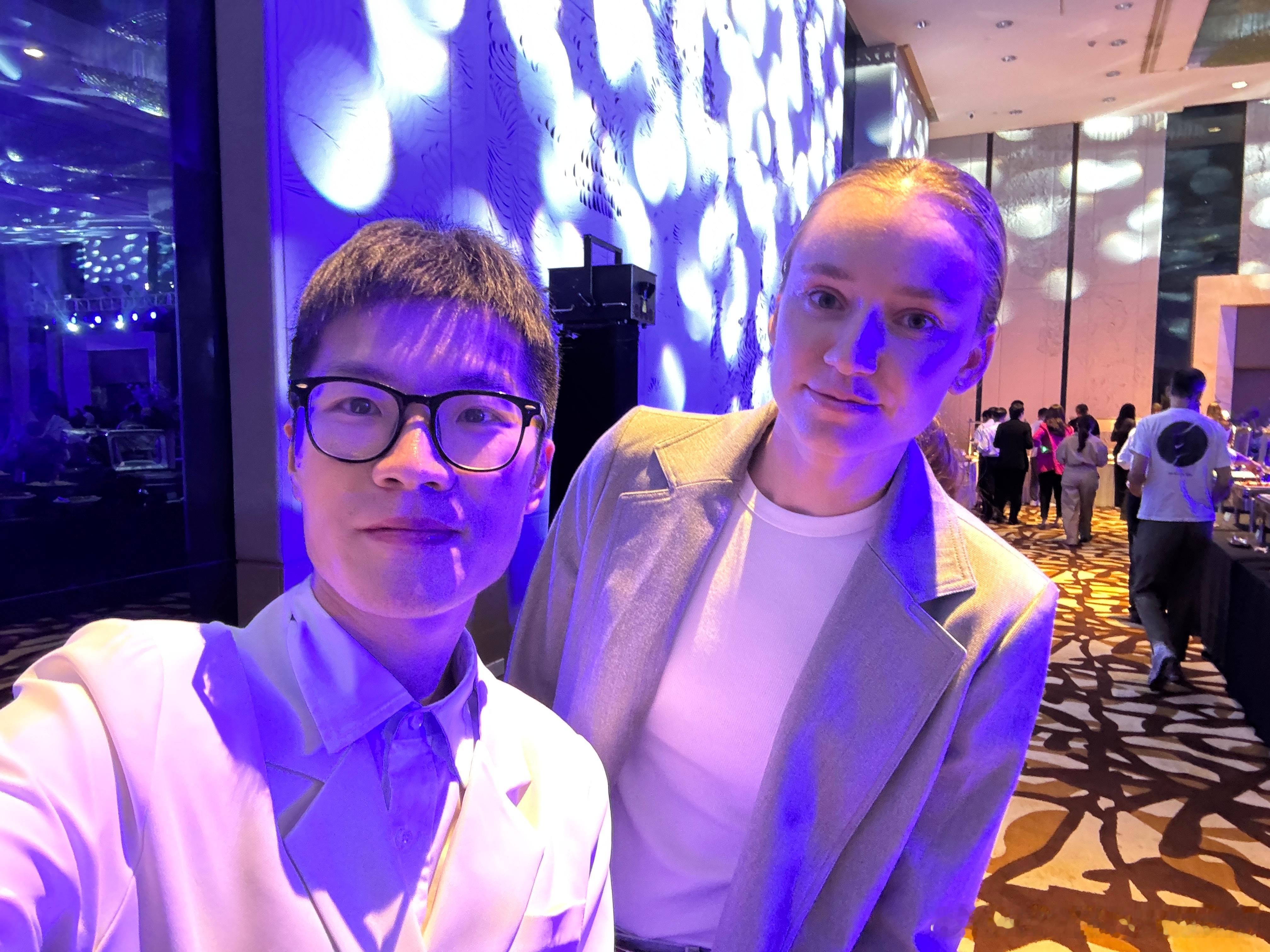 莱巴金娜[捂嘴哭]今日球员晚宴，一张自拍合影[拜托]谢谢Lena……真的很高很高