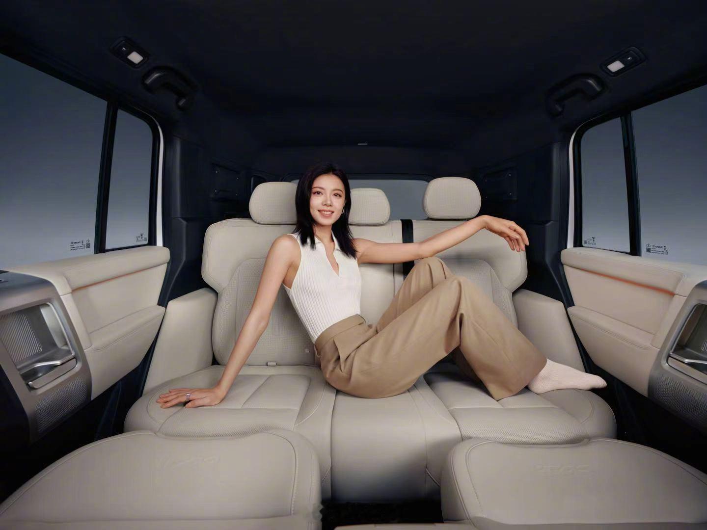 赵今麦到了颜值巅峰期 突然理解为什么iCAR V25会找赵今麦代言了最近刚好也拍