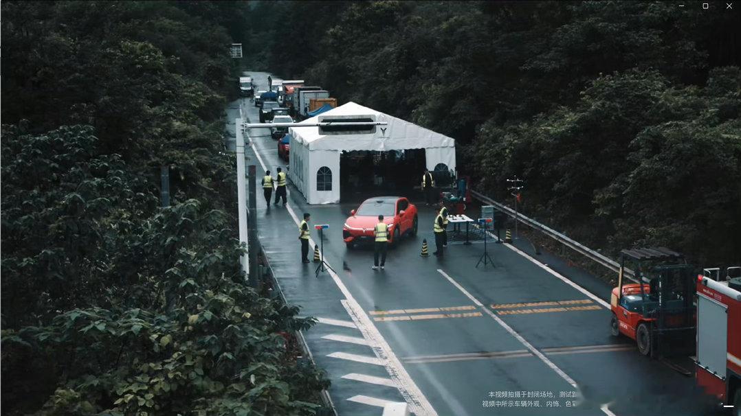 武汉的城市隧道里上演了很有看点的一幕，车子直接贴着墙体完成一整圈360°旋转通过