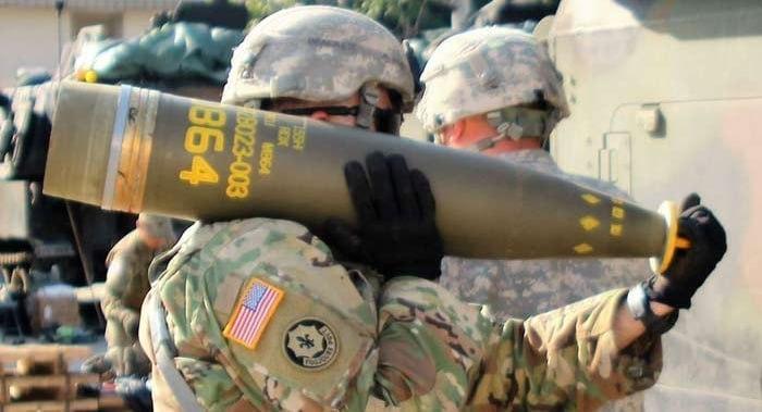 乌军在对列宁格勒州的袭击中，首次使用美国制造的集束炮弹改装远程无人机。

被击落