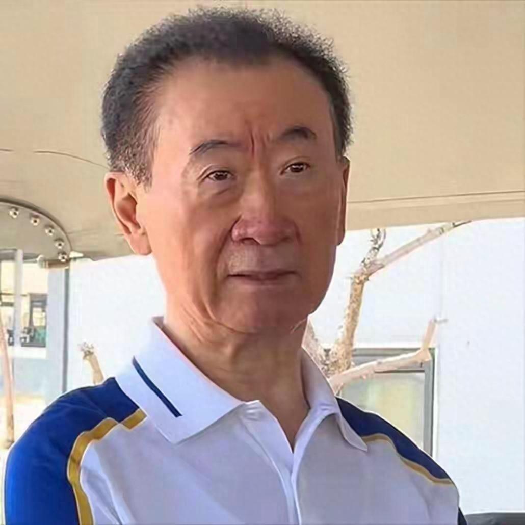 王健林和梁文锋，这俩人的行业、年龄等各方面都毫无干系：一位是旧日地产时代的老牌霸