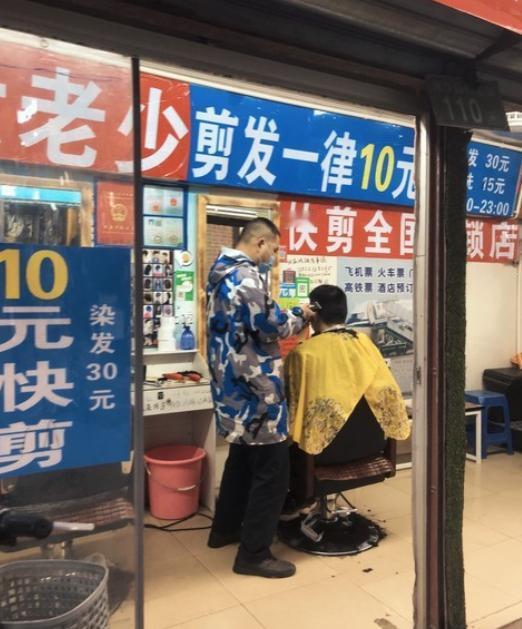 蹊跷的是，刚从时尚杂志拍片现场出来的朋友悄悄说，理发店这门“铁饭碗”生意，正在自