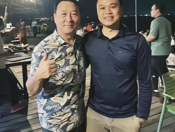 北京一个19岁的小伙子找工作已经身无分文，在公园长椅上睡了一个星期，被一位陌生大